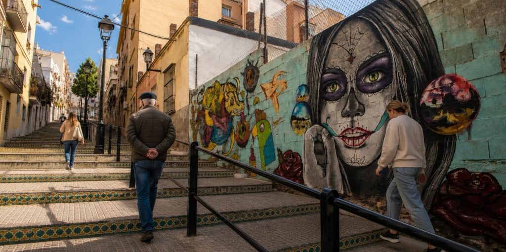 Calle de Lagunillas en Málaga con murales y escalinatas