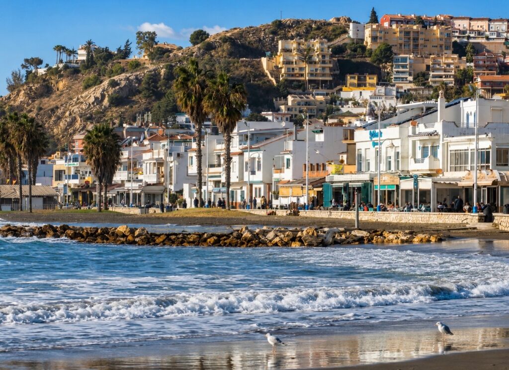 Pedregalejo en Málaga con casas junto al mar y paseo marítimo